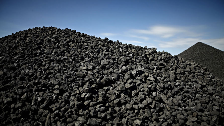 La polémica del carbón: pelea entre AES Andes y las renovables capta atención del ministro Pardow